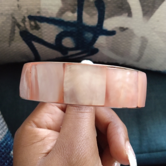 Pink shell bangle - Picture 2 of 3